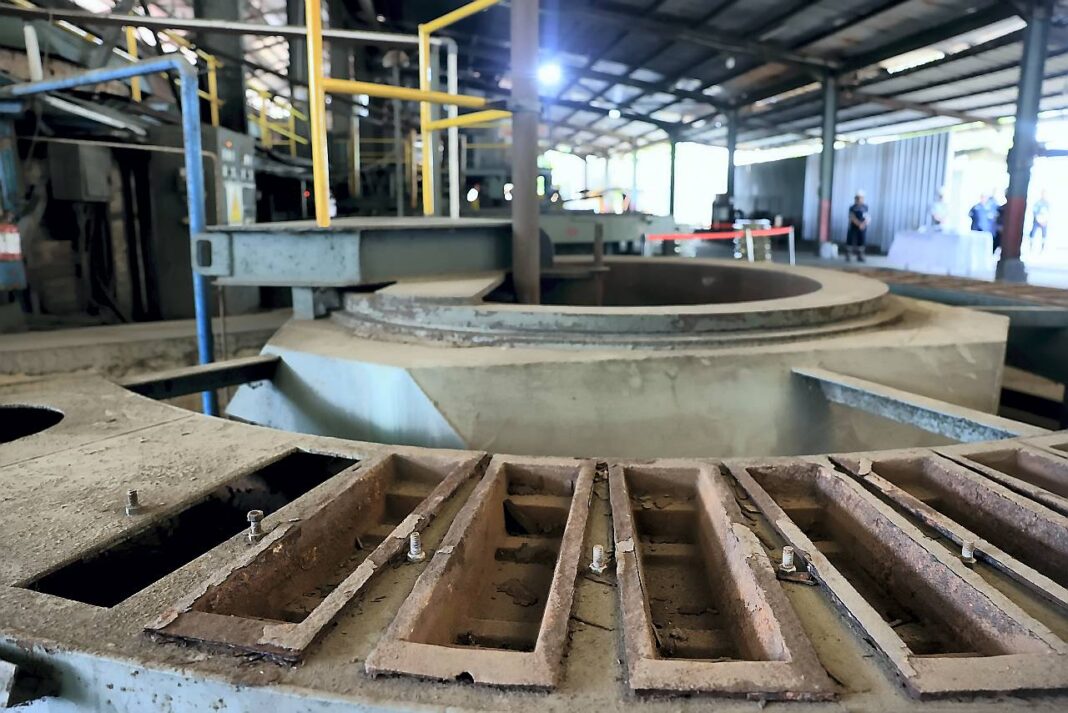 Presiden Prabowo Subianto meninjau smelter timah rampasan negara, di Smelter PT Tinindo Internusa, Pangkalpinang, Kepulauan Bangka Belitung, Senin (6/10).