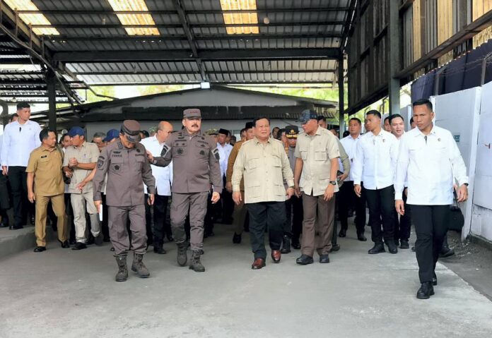 Presiden Prabowo Subianto menyaksikan penyerahaan Smelter Timah Sitaan Kejaksaan Agung, di Pangkalpinang, Bangka Belitung, Senin (6/10).