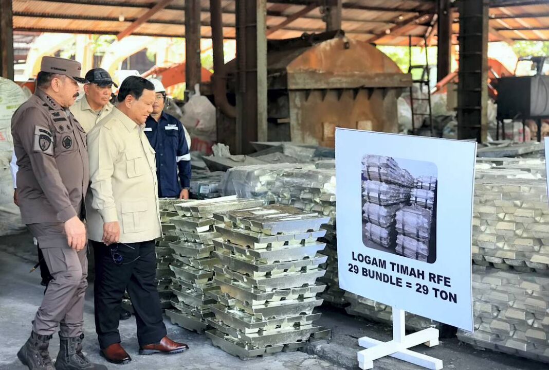 Presiden Prabowo Subianto meninjau smelter timah rampasan negara, di Smelter PT Tinindo Internusa, Pangkalpinang, Kepulauan Bangka Belitung, Senin (6/10).