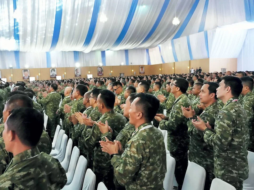 Presiden Prabowo Subianto memberikan pengarahan kepada Komandan Satuan TNI di Halim Perdanakusuma, Jakarta, Senin (6/10).