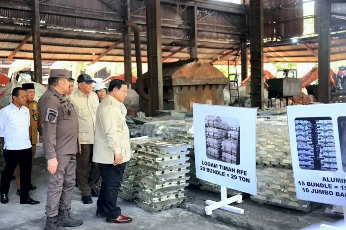Presiden Prabowo Subianto menyaksikan penyerahaan Smelter Timah Sitaan Kejaksaan Agung, di Pangkalpinang, Bangka Belitung, Senin (6/10).