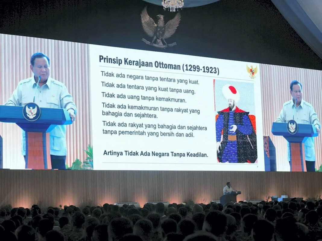Presiden Prabowo Subianto memberikan pengarahan kepada Komandan Satuan TNI di Halim Perdanakusuma, Jakarta, Senin (6/10).