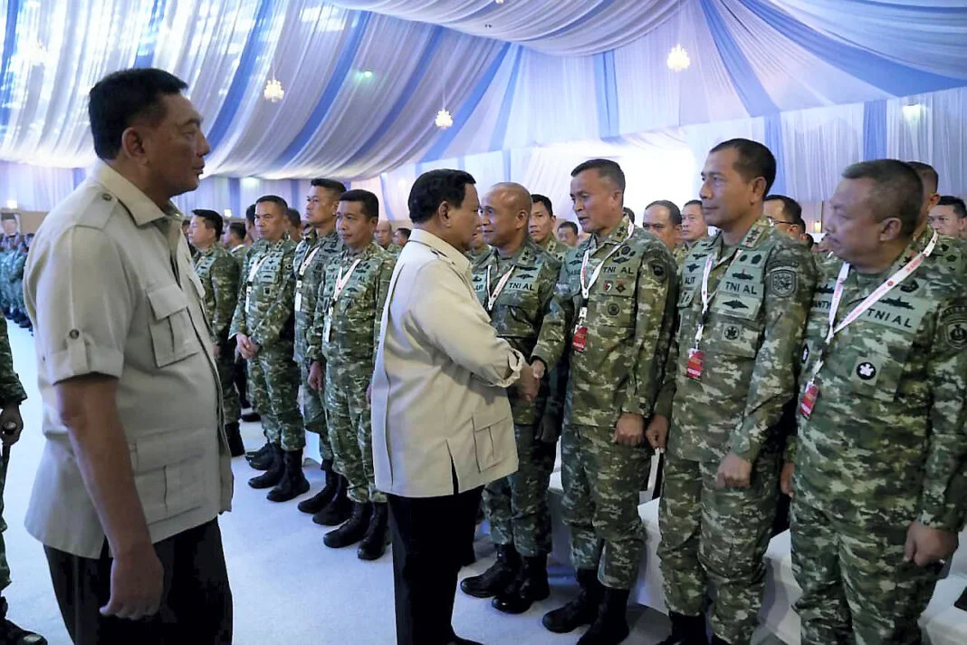 Presiden Prabowo Subianto memberikan pengarahan kepada Komandan Satuan TNI di Halim Perdanakusuma, Jakarta, Senin (6/10).