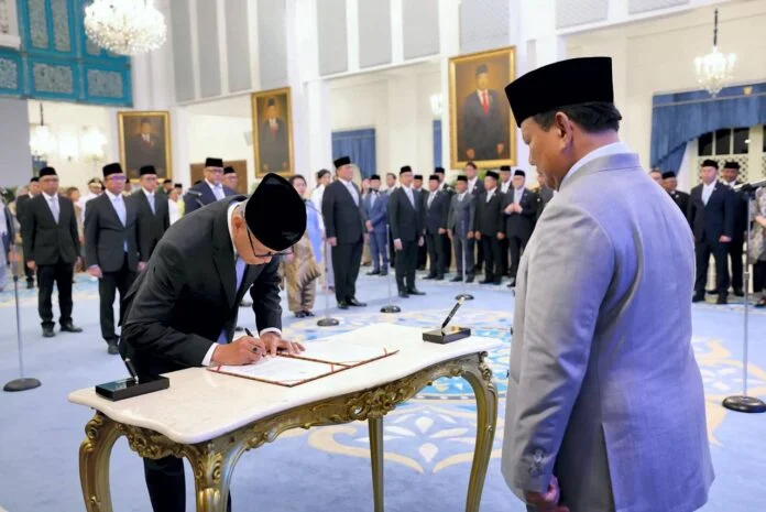 Pelantikan 25 pejabat pemerintah antara lain Wakil Menteri (wamen), Kepala Badan, Asisten Khusus Presiden, hingga Gubernur dan Wakil Gubernur Papua yang dilantik oleh Presiden Prabowo Subianto di Istana Negara, Jakarta, Rabu (8/10).