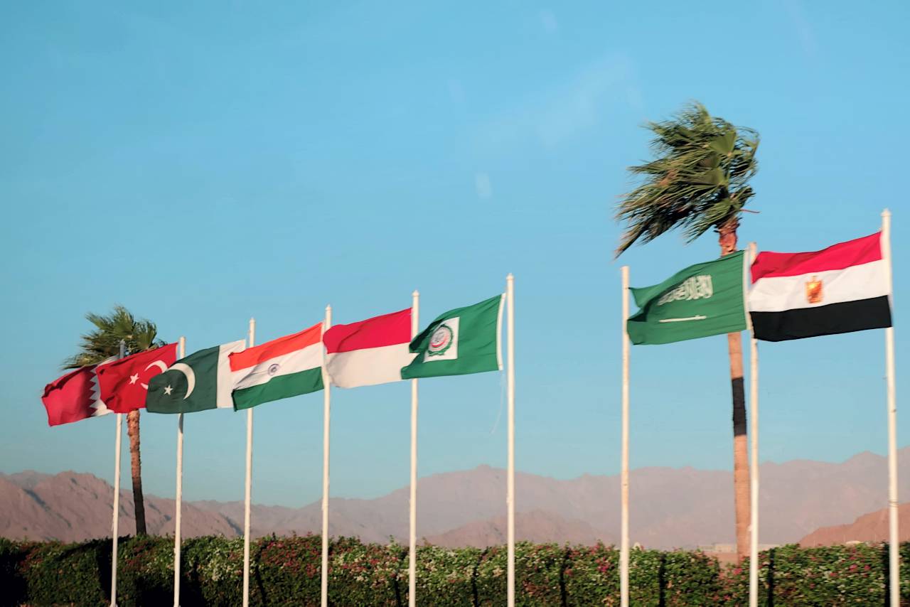 Bendera Merah putih diantara bendera negara-negara Konferensi Tingkat Tinggi (KTT) Perdamaian di Bandar Udara Internasional Sharm El-Sheikh, Republik Arab Mesir, Senin (13/10).