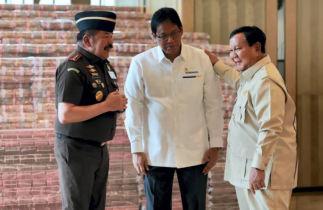 Presiden Prabowo Subianto menyaksikan penyerahan Uang Pengganti Kerugian Negara dari Kejaksaan ke Kementerian Keuangan di Gedung Utama Kejaksaan Agung, Jakarta, Senin (20/10).