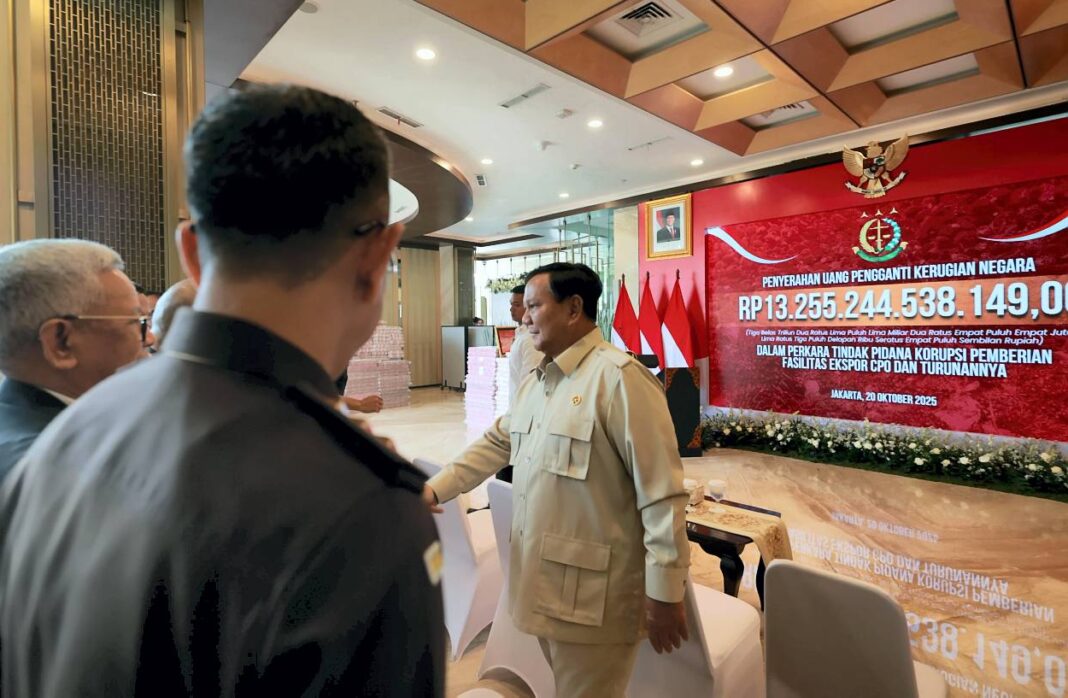 Presiden Prabowo Subianto menyaksikan penyerahan Uang Pengganti Kerugian Negara dari Kejaksaan ke Kementerian Keuangan di Gedung Utama Kejaksaan Agung, Jakarta, Senin (20/10).