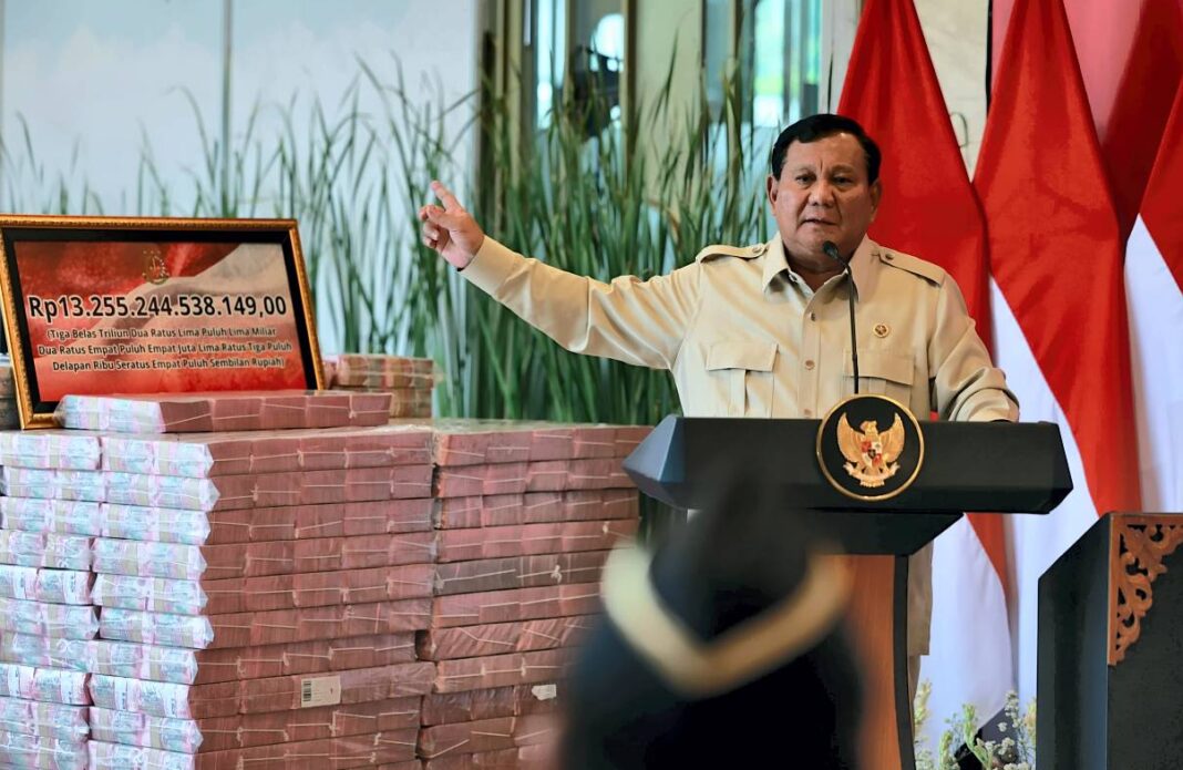 Presiden Prabowo Subianto menyaksikan penyerahan Uang Pengganti Kerugian Negara dari Kejaksaan ke Kementerian Keuangan di Gedung Utama Kejaksaan Agung, Jakarta, Senin (20/10).