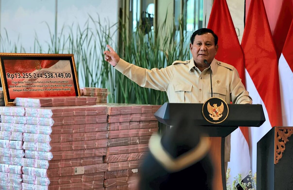 Presiden Prabowo Subianto menyaksikan penyerahan Uang Pengganti Kerugian Negara dari Kejaksaan ke Kementerian Keuangan di Gedung Utama Kejaksaan Agung, Jakarta, Senin (20/10).