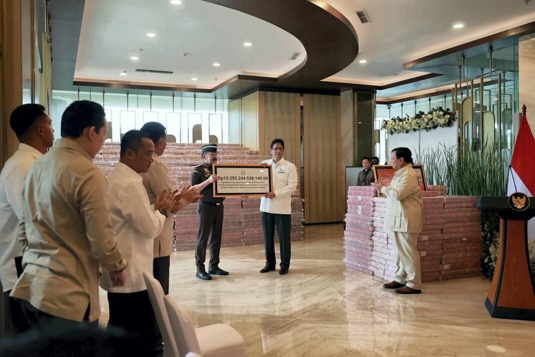Presiden Prabowo Subianto menyaksikan penyerahan Uang Pengganti Kerugian Negara dari Kejaksaan ke Kementerian Keuangan di Gedung Utama Kejaksaan Agung, Jakarta, Senin (20/10).