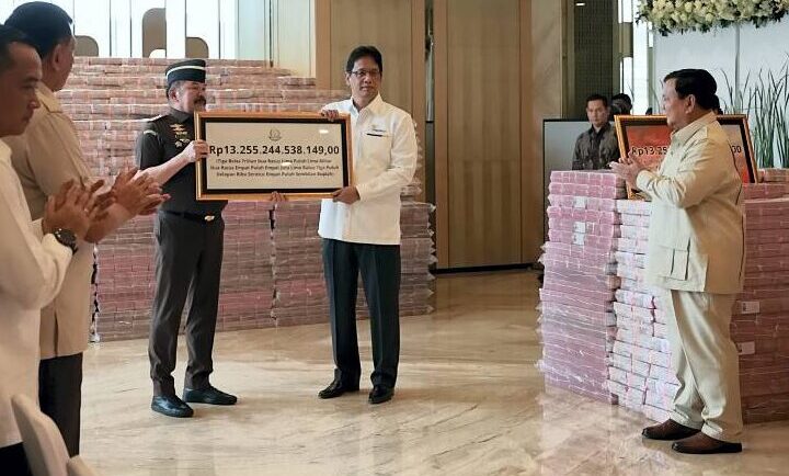Presiden Prabowo Subianto menyaksikan penyerahan Uang Pengganti Kerugian Negara dari Kejaksaan ke Kementerian Keuangan di Gedung Utama Kejaksaan Agung, Jakarta, Senin (20/10).