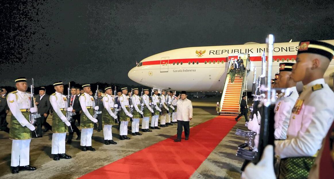 Presiden Prabowo Subianto tiba di Bandara Tentera Udara Diraja Malaysia (TUDM), Malaysia, Sabtu (25/10).