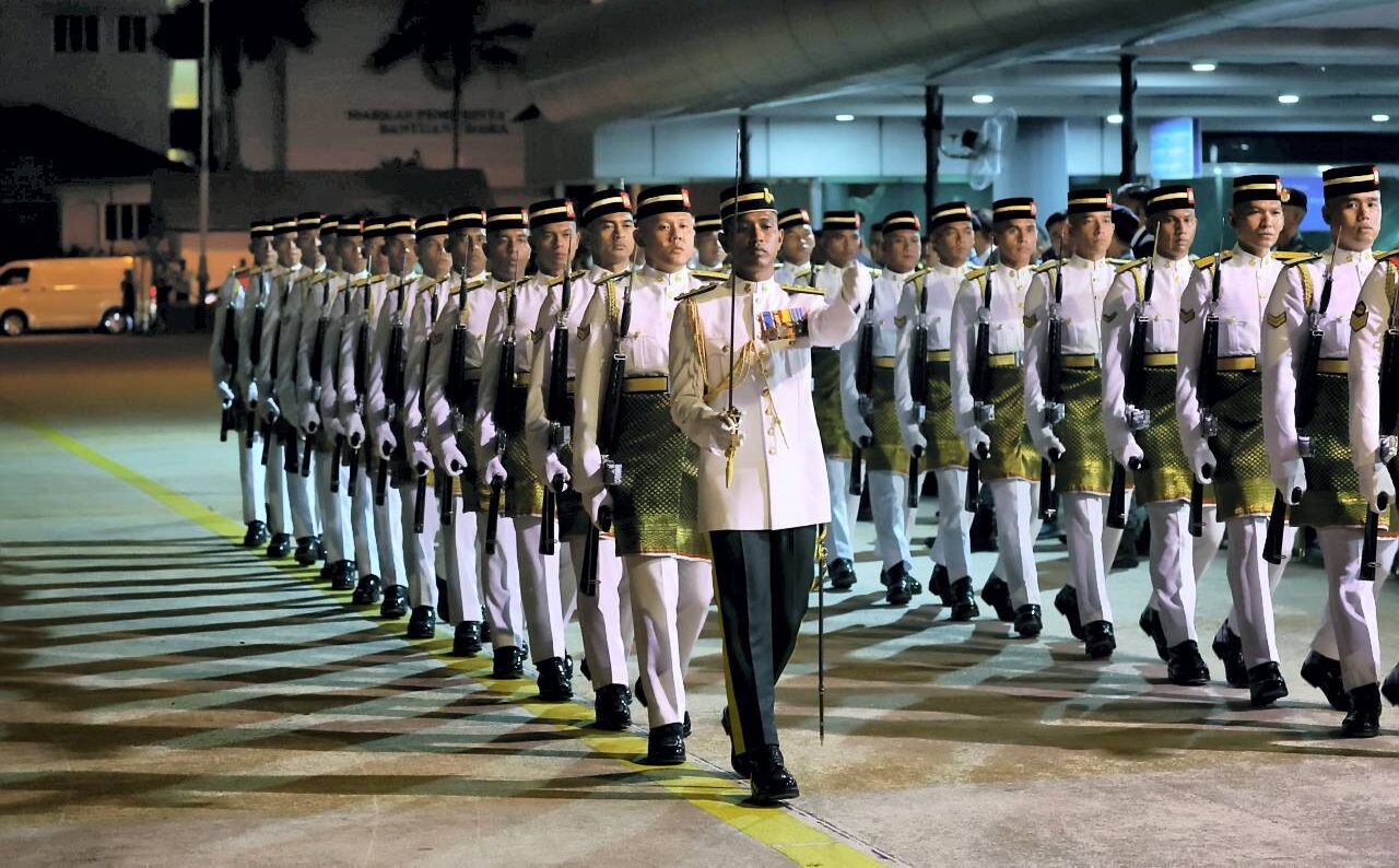 Presiden Prabowo Subianto tiba di Bandara Tentera Udara Diraja Malaysia (TUDM), Malaysia, Sabtu (25/10).
