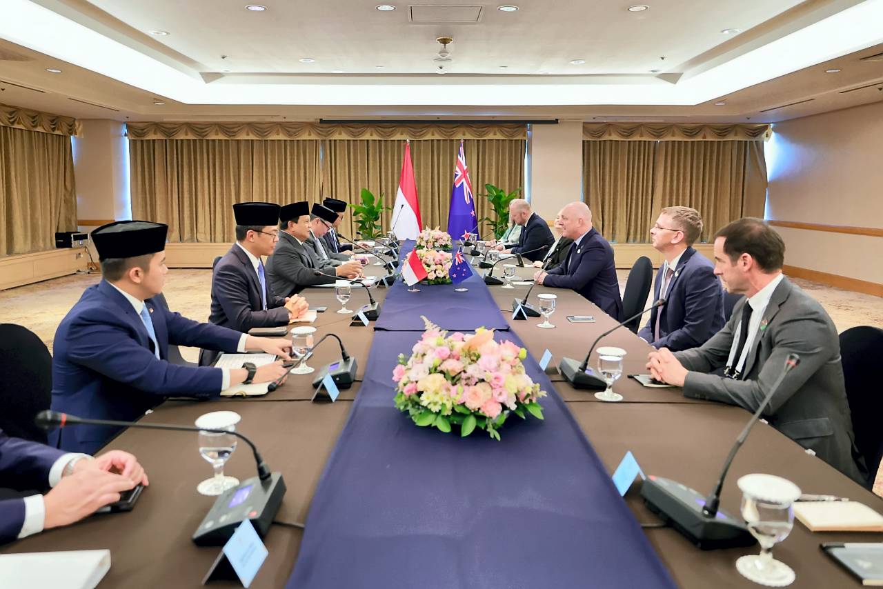 Presiden Prabowo Subianto melakukan pertemuan bilateral dengan Perdana Menteri Selandia Baru Christopher Luxon, di sela-sela Konferensi Tingkat Tinggi Kerja Sama Ekonomi Asia Pasifik (KTT APEC) di Gyeongju, Provinsi Gyeongsang Utara, Republik Korea, Jumat (31/10).