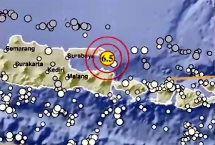Pusat gempa berada di laut 50 km Tenggara Sumenep - Jawa Timur [Dok. BMKG]
