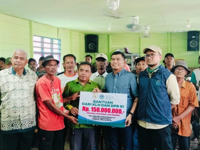 Anggota Komisi XII DPR RI Fraksi Partai Gerakan Indonesia Raya (Gerindra) Rocky Chandra, menyerahkan bantuan sebesar Rp150 juta Desa Sungai Dualap