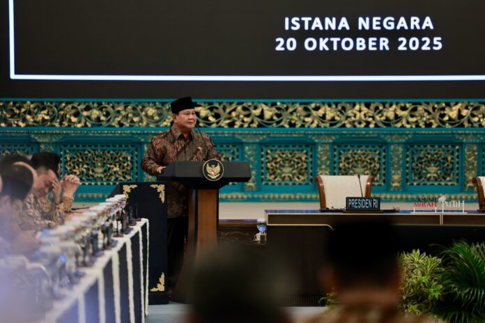 Presiden RI Prabowo Subianto saat memberikan pidato pengantar pada sidang Kabinet 1 Tahun Pemerintahan Prabowi Gibran di Istana Negara / Foto : Tim Media Presiden / astakom.com
