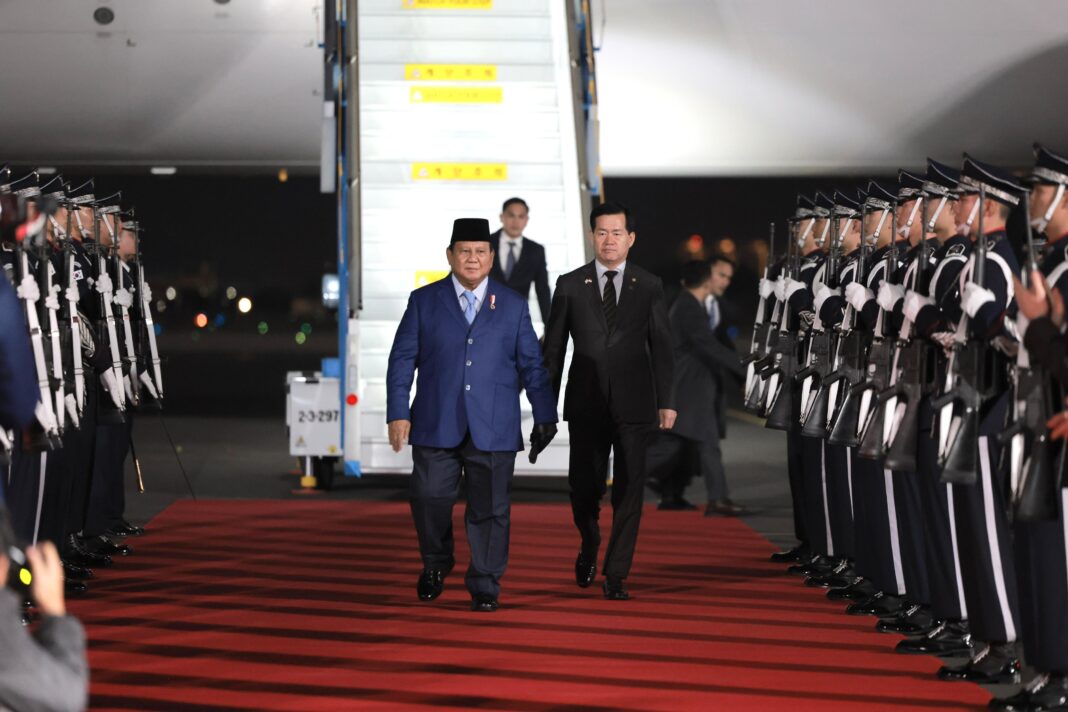 Presiden Prabowo Subianto tiba di Gimhae Airbase, Busan, Republik Korea, Kamis (30/10).