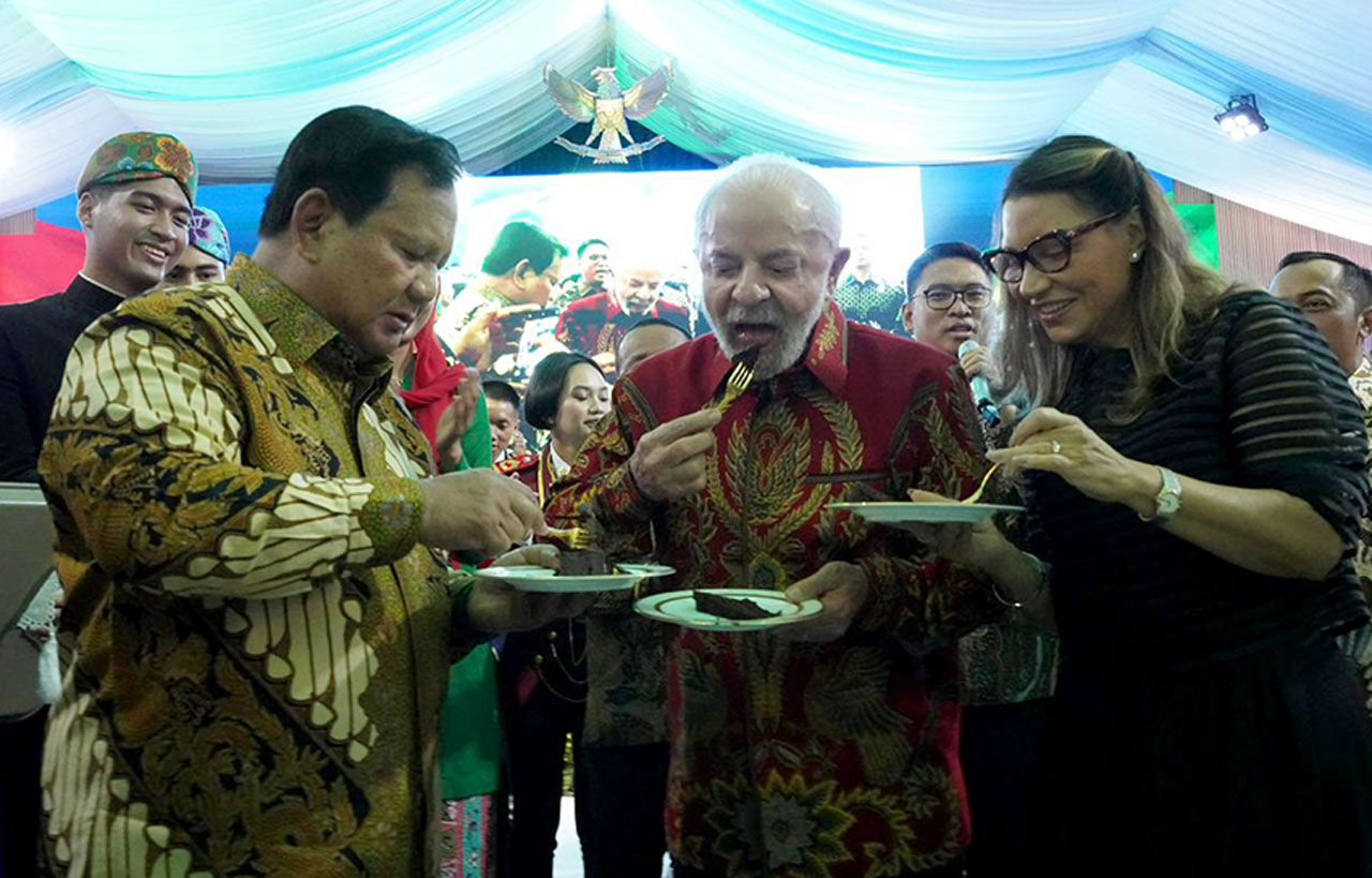Presiden Prabowo Subianto dan Presiden Brasil Luiz Inácio Lula da Silva merayakan ulang tahun (ultah) bareng, di Istana Kepresdienan, Jakarta, Kamis (23/10).