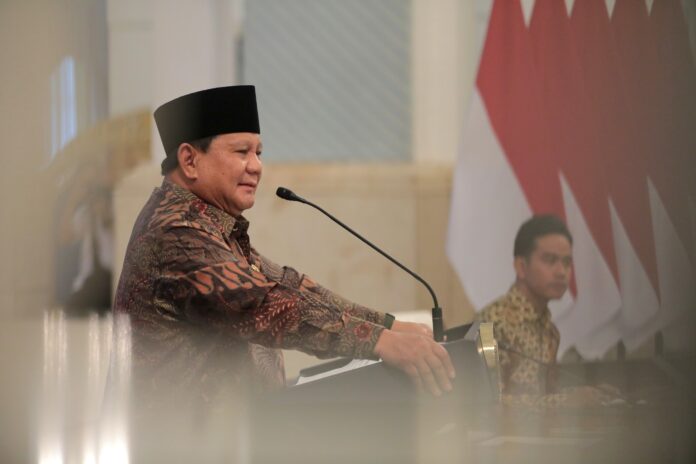 Presiden RI Prabowo Subianto saat memberikan pidato pengantar pada sidang Kabinet 1 Tahun Pemerintahan Prabowo Gibran di Istana Negara / Foto : Tim Media Presiden / astakom.com