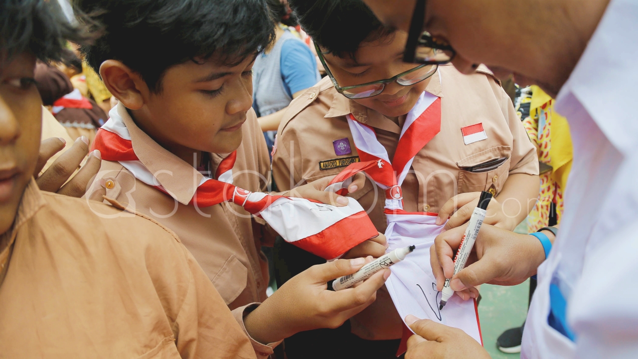 Deklarasi Anak Surabaya Sehat Digital Ratusan siswa dan siswi Sekolah Menengah Pertama Negeri (SMPN) Surabaya mengikuti rangkaian Deklarasi Anak Surabaya Sehat Digital, di SMPN 19 se-Surabaya, Jawa Timur, Kamis (27/11).