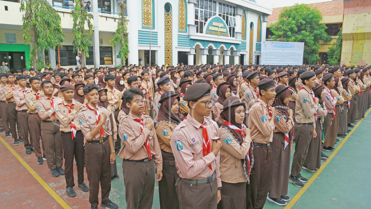Deklarasi Anak Surabaya Sehat Digital Ratusan siswa dan siswi Sekolah Menengah Pertama Negeri (SMPN) Surabaya mengikuti rangkaian Deklarasi Anak Surabaya Sehat Digital, di SMPN 19 se-Surabaya, Jawa Timur, Kamis (27/11).