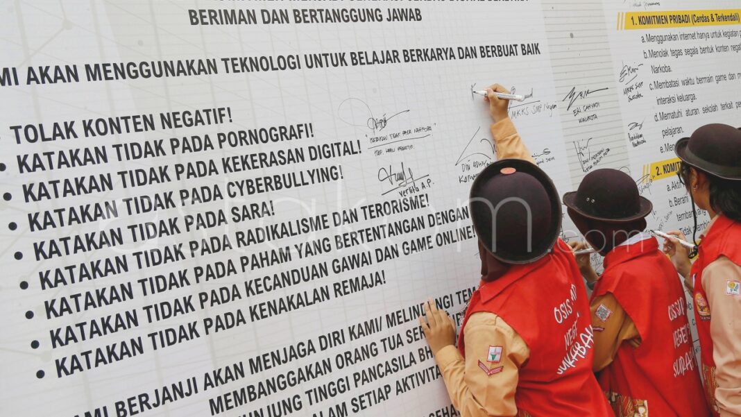 Deklarasi Anak Surabaya Sehat Digital Ratusan siswa dan siswi Sekolah Menengah Pertama Negeri (SMPN) Surabaya mengikuti rangkaian Deklarasi Anak Surabaya Sehat Digital, di SMPN 19 se-Surabaya, Jawa Timur, Kamis (27/11).