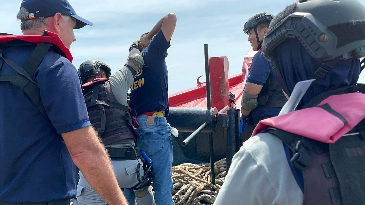 Pelatihan Visit, Board, Search, and Seizure (VBSS) yang diselenggarakan oleh Bakamla RI bekerja sama dengan United Nations Office on Drugs and Crime (UNODC), di Pangkalan Bakamla Batam, Kepulauan Riau, Senin (10/11).