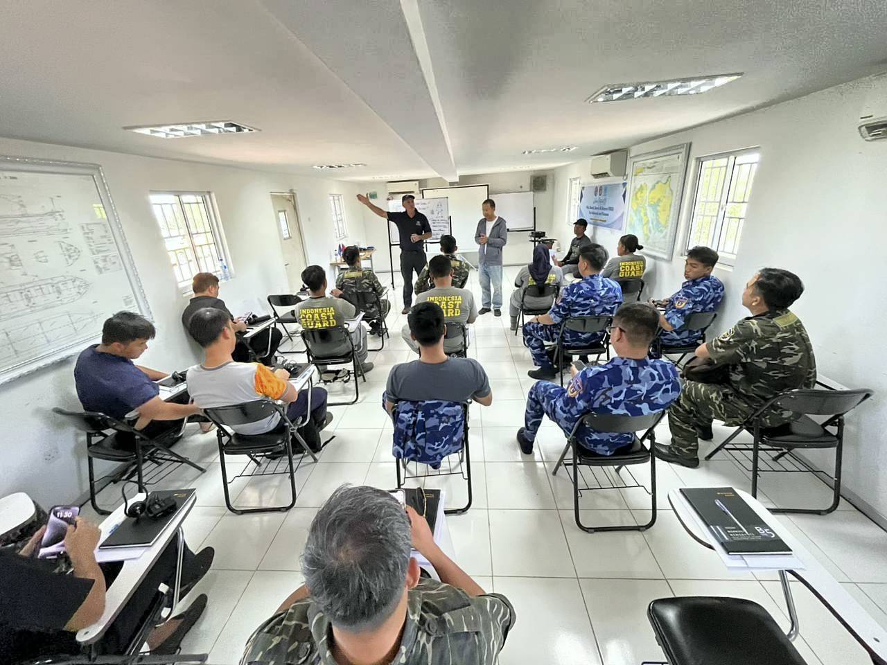 Pelatihan Visit, Board, Search, and Seizure (VBSS) yang diselenggarakan oleh Bakamla RI bekerja sama dengan United Nations Office on Drugs and Crime (UNODC), di Pangkalan Bakamla Batam, Kepulauan Riau, Senin (10/11).