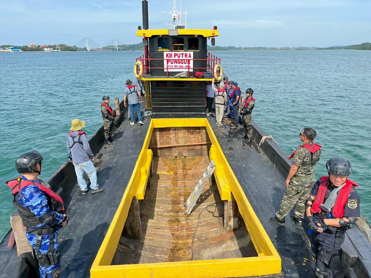 Pelatihan Visit, Board, Search, and Seizure (VBSS) yang diselenggarakan oleh Bakamla RI bekerja sama dengan United Nations Office on Drugs and Crime (UNODC), di Pangkalan Bakamla Batam, Kepulauan Riau, Senin (10/11).