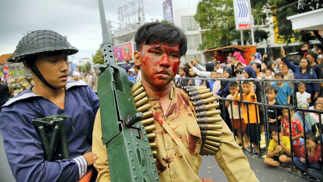 Teatrikal Pertempuran 10 November Teatrikal pertempuran 10 November, di kawasan Jalan Tunjungan, Surabaya, Jawa Timur, Minggu (02/11).