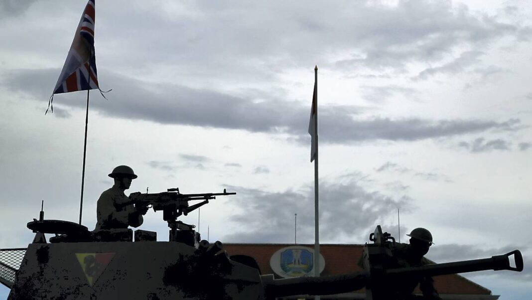 Teatrikal Pertempuran 10 November Teatrikal pertempuran 10 November, di kawasan Jalan Tunjungan, Surabaya, Jawa Timur, Minggu (02/11).