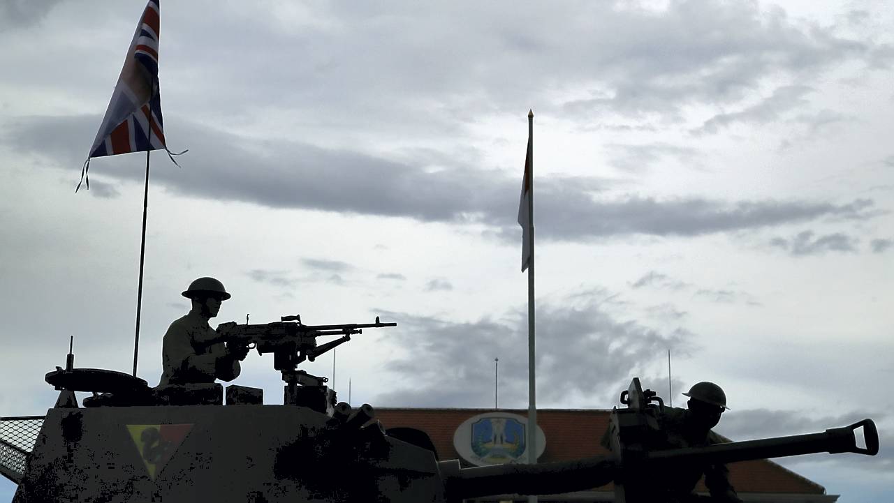 Teatrikal Pertempuran 10 November Teatrikal pertempuran 10 November, di kawasan Jalan Tunjungan, Surabaya, Jawa Timur, Minggu (02/11).