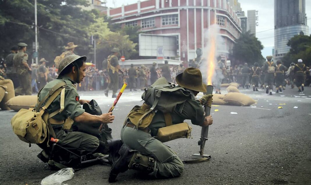 Teatrikal Pertempuran 10 November Teatrikal pertempuran 10 November, di kawasan Jalan Tunjungan, Surabaya, Jawa Timur, Minggu (02/11).