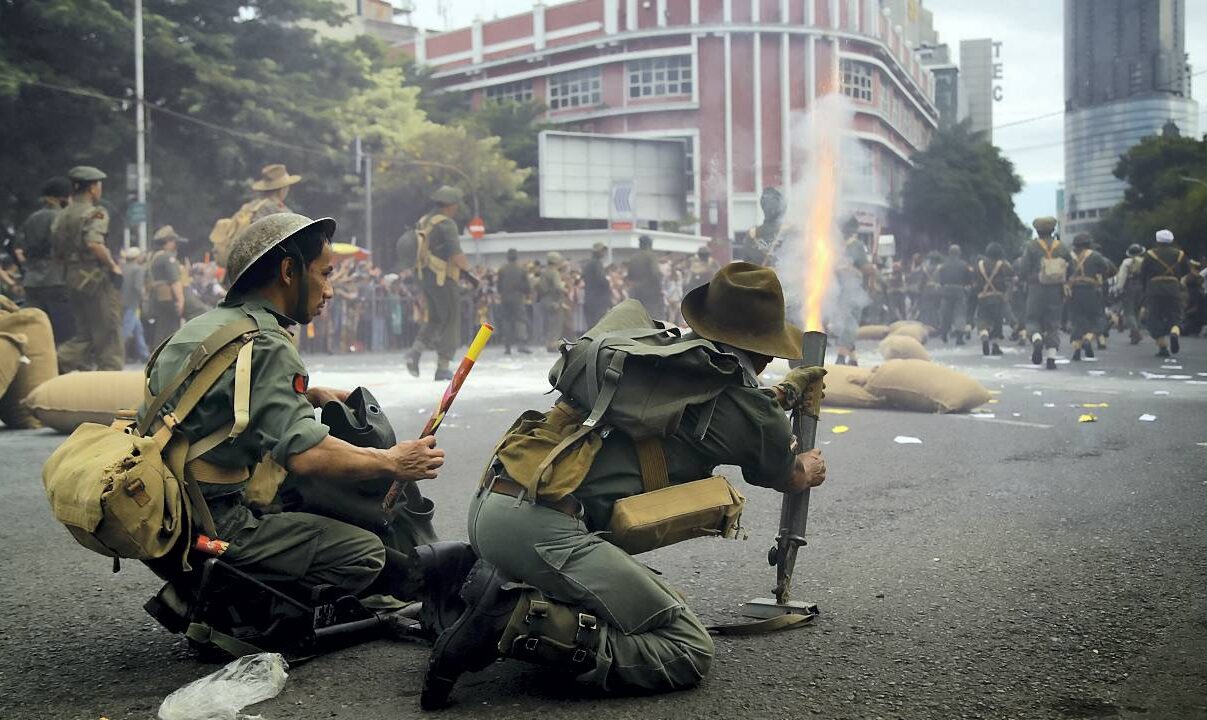 Teatrikal Pertempuran 10 November Teatrikal pertempuran 10 November, di kawasan Jalan Tunjungan, Surabaya, Jawa Timur, Minggu (02/11).