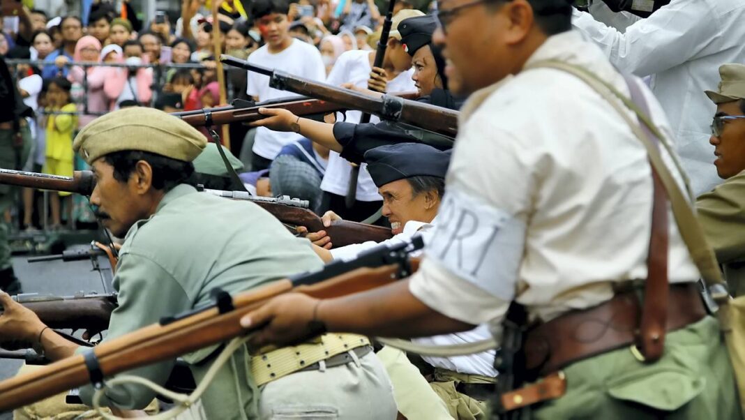 Teatrikal Pertempuran 10 November Teatrikal pertempuran 10 November, di kawasan Jalan Tunjungan, Surabaya, Jawa Timur, Minggu (02/11).