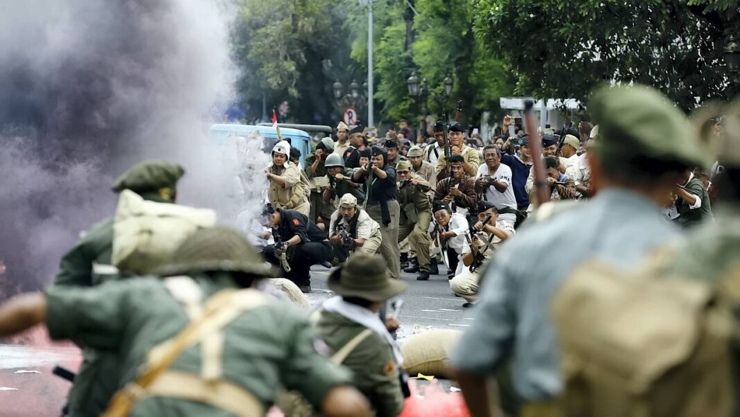 Teatrikal Pertempuran 10 November Teatrikal pertempuran 10 November, di kawasan Jalan Tunjungan, Surabaya, Jawa Timur, Minggu (02/11).