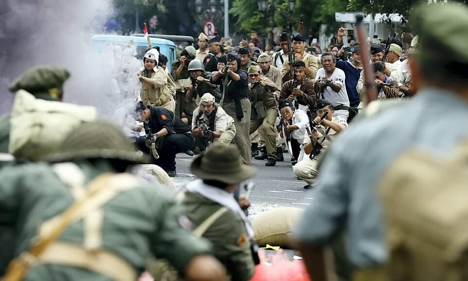 Teatrikal Pertempuran 10 November Teatrikal pertempuran 10 November, di kawasan Jalan Tunjungan, Surabaya, Jawa Timur, Minggu (02/11).