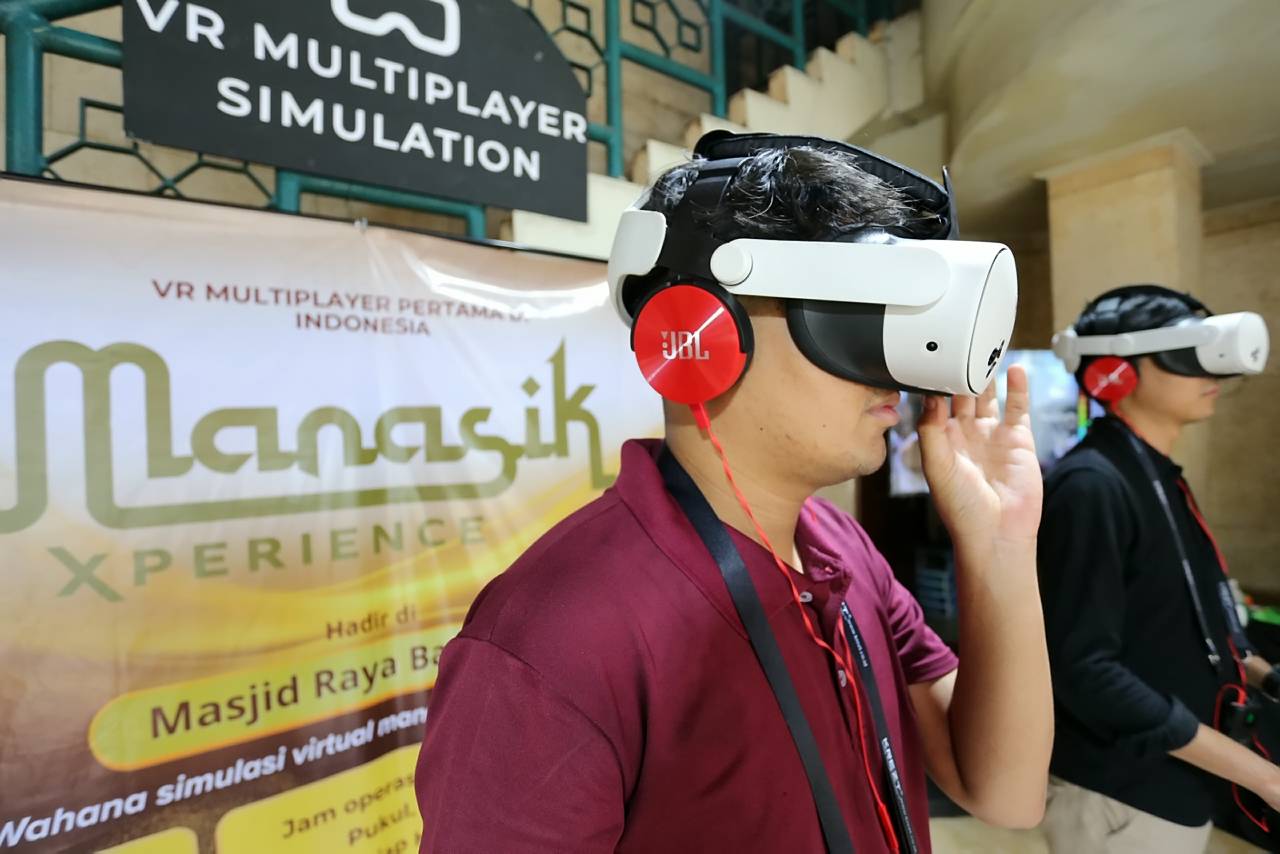 Pengunjung menggunakan perangkat virtual reality (VR) pada wahana simulasi manasik haji, di Masjid Raya Bandung, Jawa Barat, Minggu (9/11).
