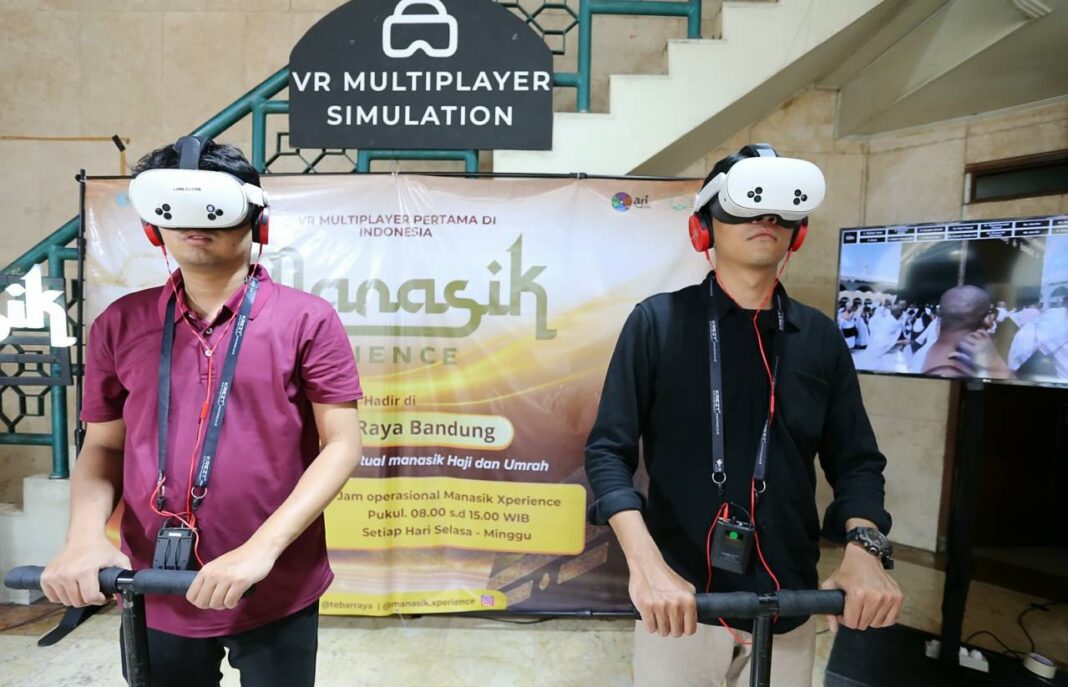 Pengunjung menggunakan perangkat virtual reality (VR) pada wahana simulasi manasik haji, di Masjid Raya Bandung, Jawa Barat, Minggu (9/11).
