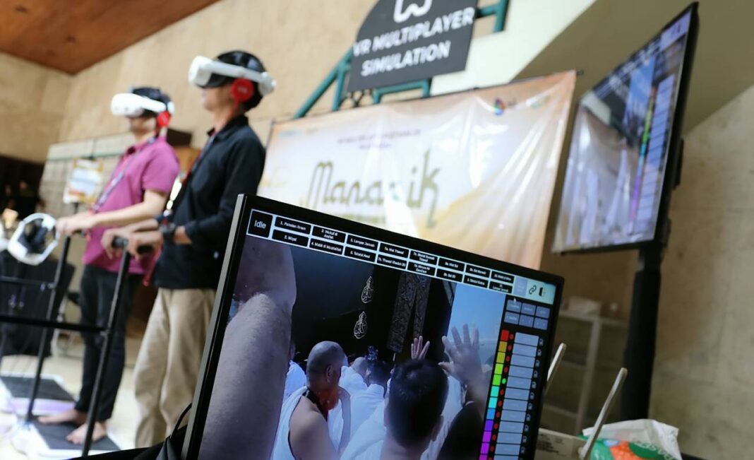 Pengunjung menggunakan perangkat virtual reality (VR) pada wahana simulasi manasik haji, di Masjid Raya Bandung, Jawa Barat, Minggu (9/11).