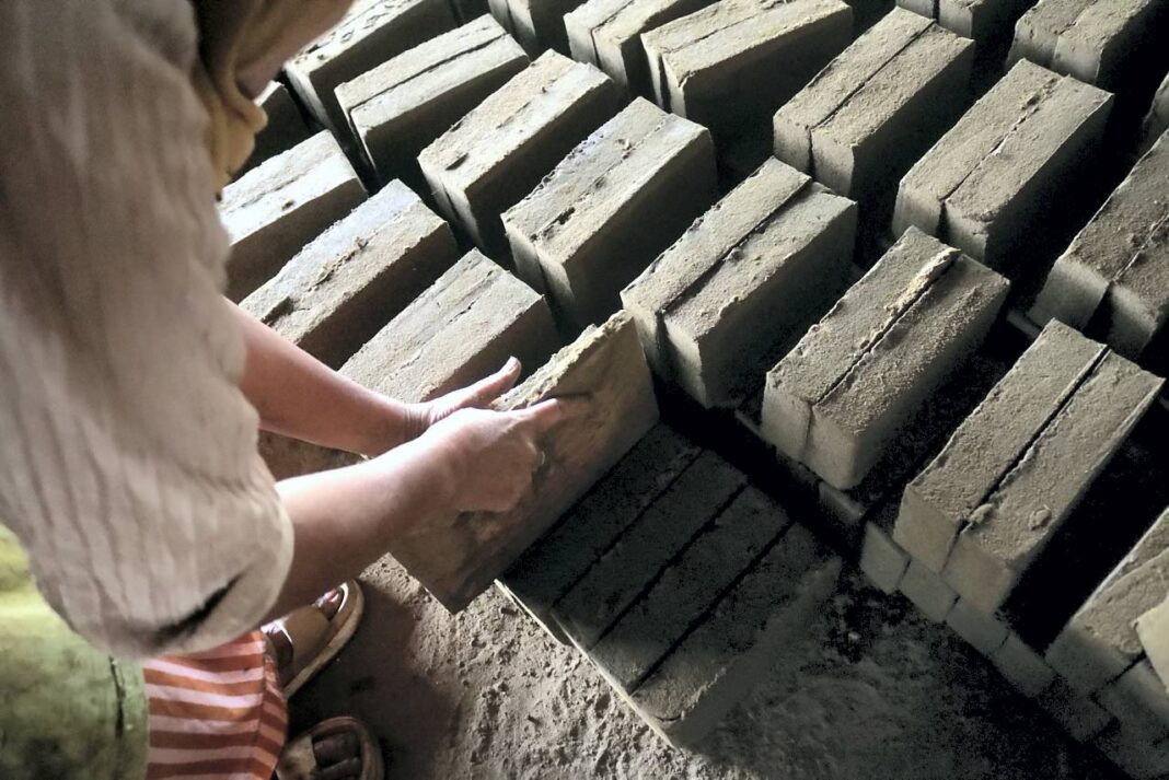 Warga Desa Lamreung memproduksi batu bata merah, di Aceh Besar, Kamis (13/11).