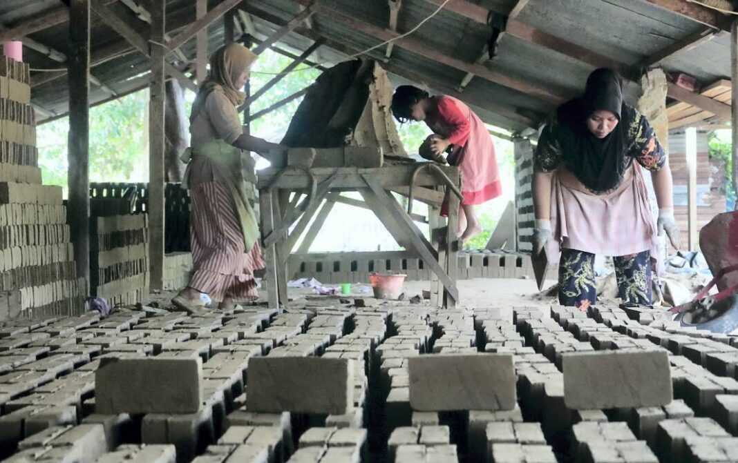 Warga Desa Lamreung memproduksi batu bata merah, di Aceh Besar, Kamis (13/11).