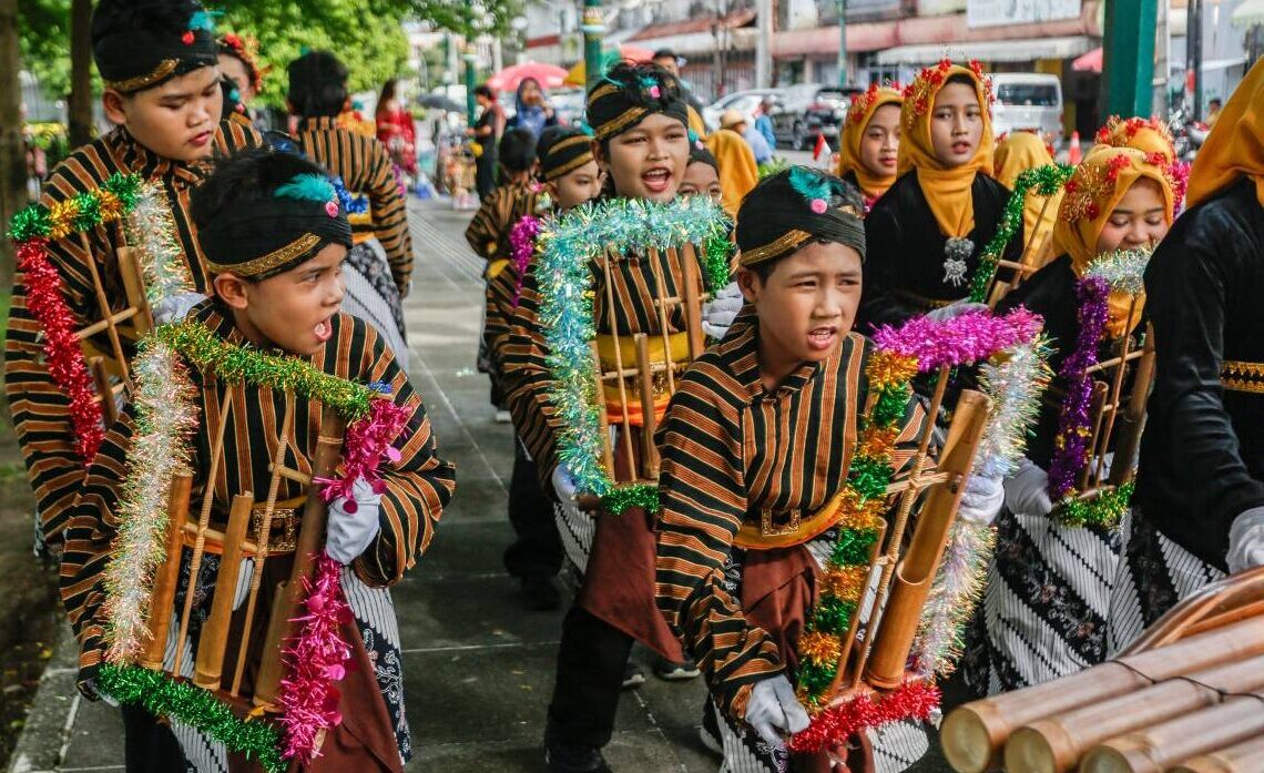 Siswa-siswi SD Negeri Warungboto Yogyakarta memainkan angklung, di Kantor Gubernur Daerah Istimewa (DIY) Yogyakarta, Minggu (16/11).