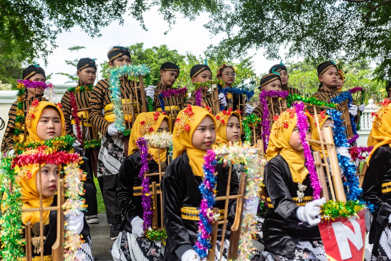 Puluhan murid SD Negeri Warungboto dari kelas 1 hingga 5 tampil memainkan angklung dalam rangka memperingati 15 tahun penetapan angklung sebagai Warisan Budaya Takbenda (WBTb) oleh UNESCO, di halaman depan Kantor Gubernur DIY, DI Yogyakarta, Minggu (16/11).
