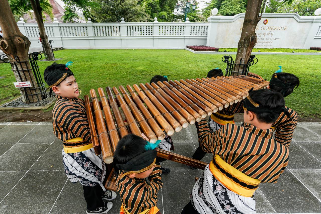 Siswa-siswi SD Negeri Warungboto Yogyakarta memainkan angklung, di Kantor Gubernur Daerah Istimewa (DIY) Yogyakarta, Minggu (16/11).