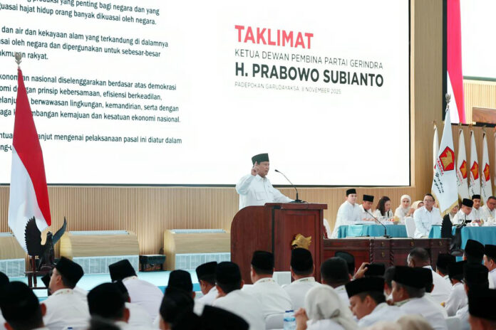Presiden Prabowo Subianto, sebagai Ketua Dewan Pembina sekaligus Ketua Umum Partai Gerindra, memberikan sambutan, dalam acara 