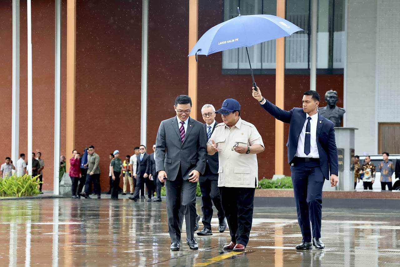 Presiden Prabowo Subianto bertolak ke Australia dari Bandara Halim Perdanakusuma, di Jakarta, Senin (11/11).