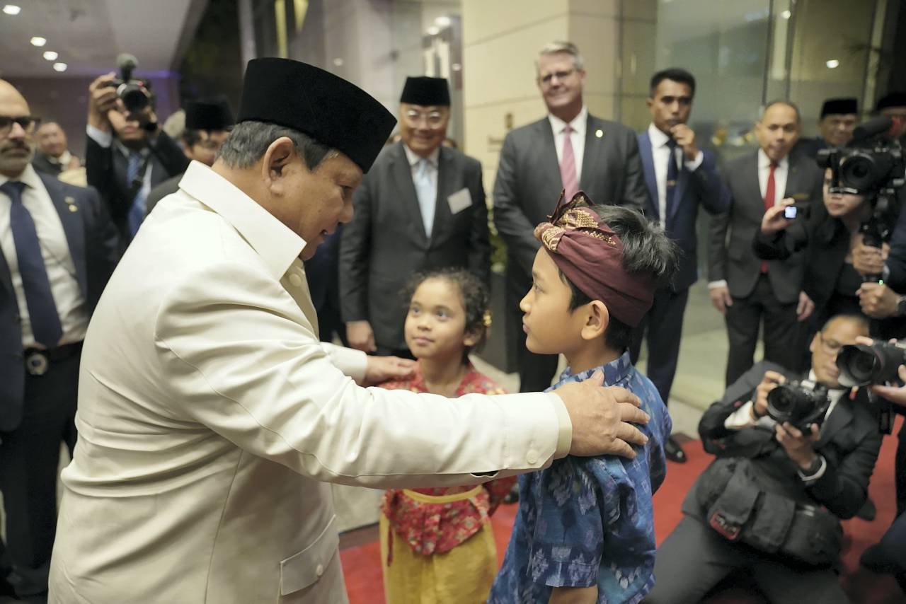 Presiden Prabowo Subianto di sambut kedatangannya oleh waga Indonesia, saat tiba di hotel tempatnya bermalam, di kawasan Cumberland Street, Sydney, Australia, Selasa (11/11).