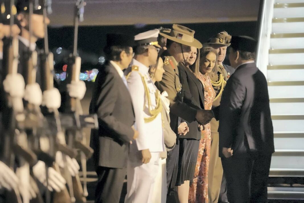 Presiden Prabowo Kembali ke Tanah Air dari Australia Presiden Prabowo Subianto bertolak kembali ke Tanah Air usai kunjungan kenegaraannya di Sydney, Australia, Rabu (12/11).